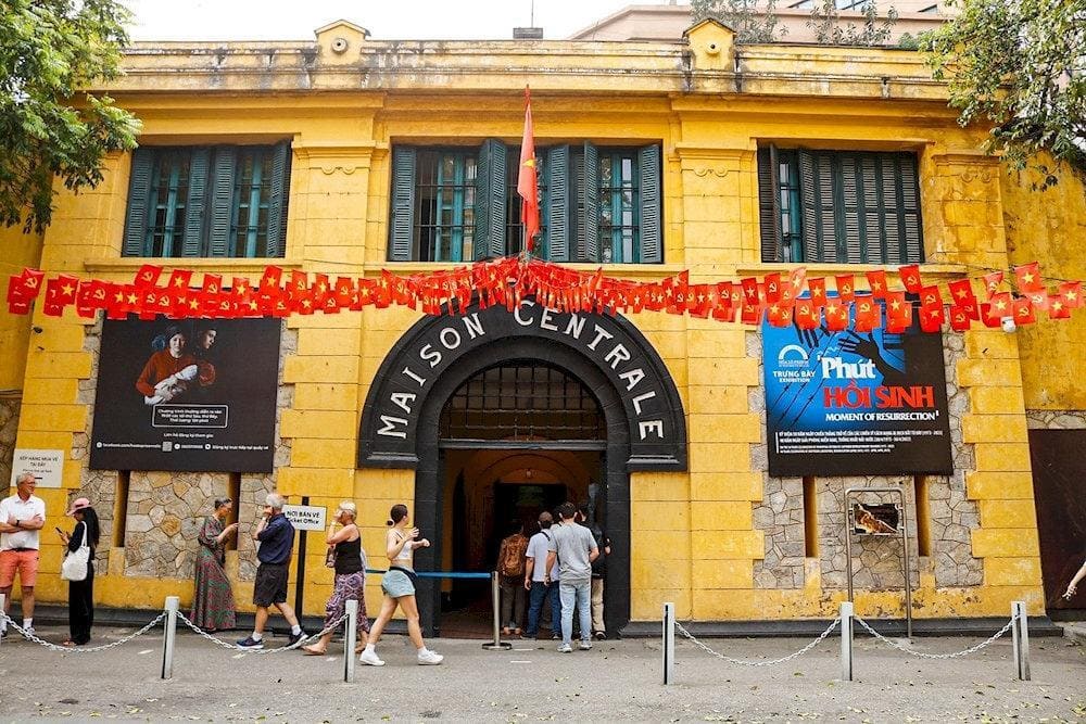 A visit Hoa Lo Prison provides a profound understanding of the country's struggle for independence (Source: Vietravel)